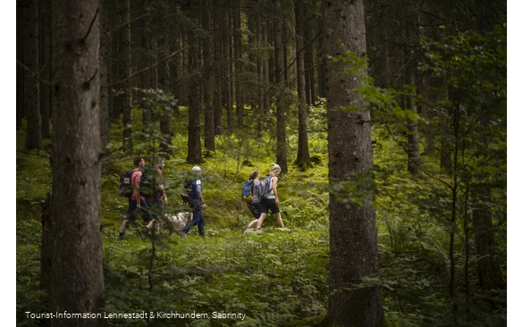 Wandergruppe im Schwarzbachtal