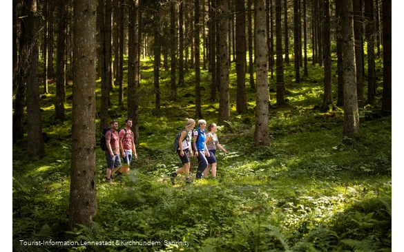 Wandergruppe im Schwarzbachtal