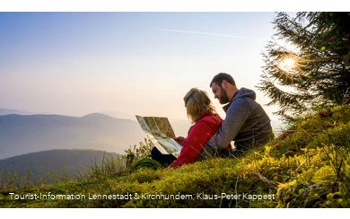Wanderer mit Karte am Kahleberg