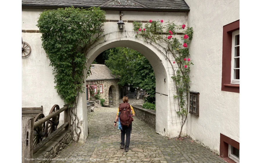 Couchflucht Sonnenpfad_Rosenbogen Burg Bilstein quer.png