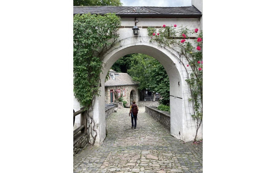 Couchflucht Sonnenpfad_Rosenbogen Burg Bilstein 2.png
