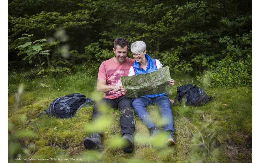 Pärchen mit Wanderkarte