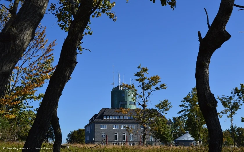 Astenturm auf dem Kahlen Asten bei blauem Himmel