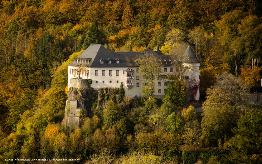 Blick von Auf der Höh zur Burg Bilstein