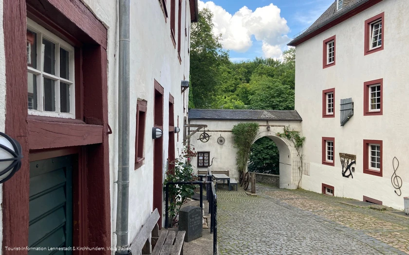 Burg Bilstein Innenhof©Tourist-Information Lennestadt & Kirchhundem, Viola Japes.jpg