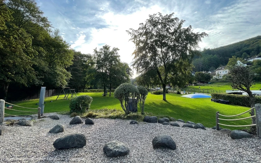 Spielplatz und Liegewiese