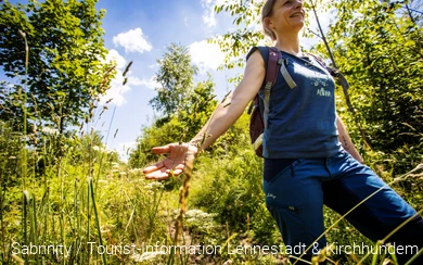 Frau streift durch Wiese