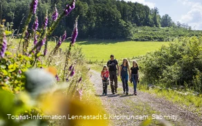 Familie auf dem Veischeder Sonnenpfad Familie auf dem Veischeder Sonnenpfad