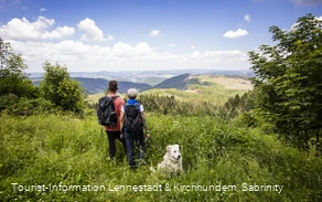 Aussicht von der Hohen Bracht - Wanderer mit Hund
