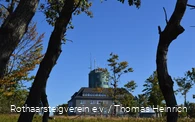 Astenturm auf dem Kahlen Asten bei blauem Himmel