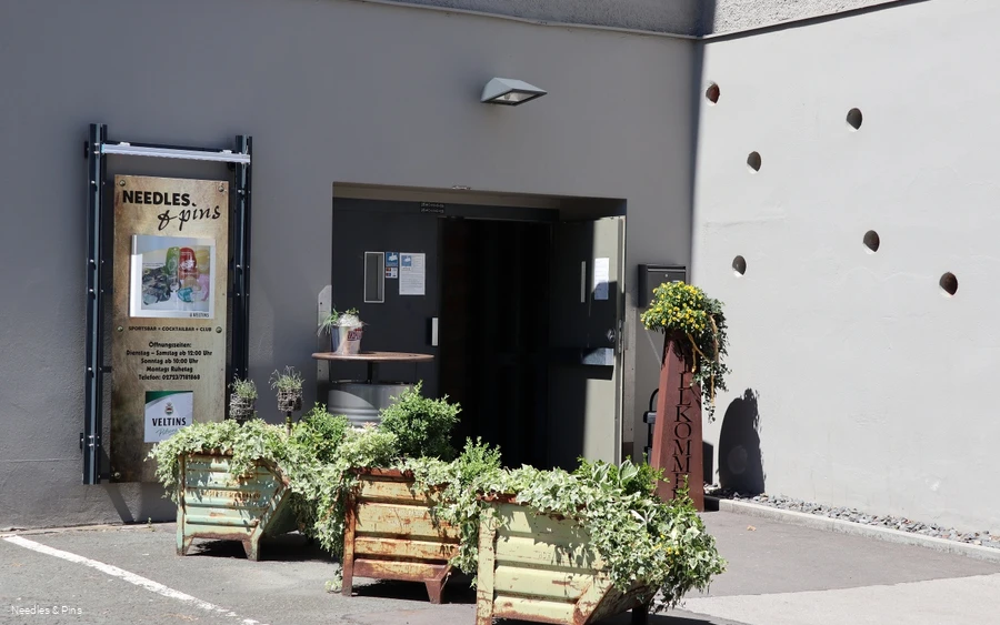 Needles & Pins außen