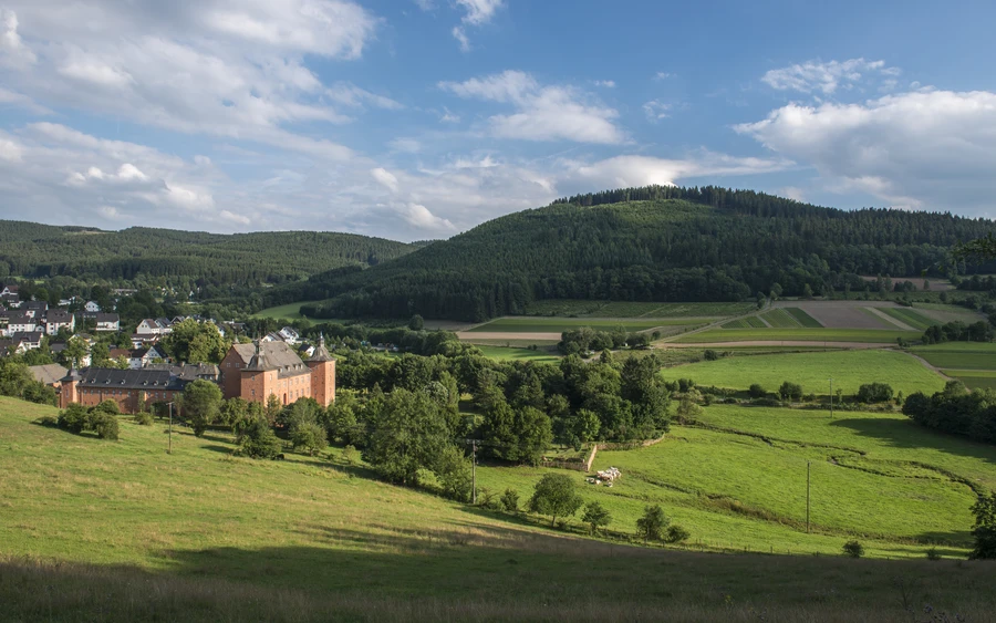 Blick auf dei Adolfsburg in Oberhundem © Sauerland Wanderdörfer;Klaus-Peter Kappest.jpg