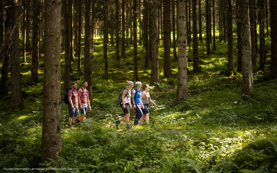 Wandergruppe im Schwarzbachtal