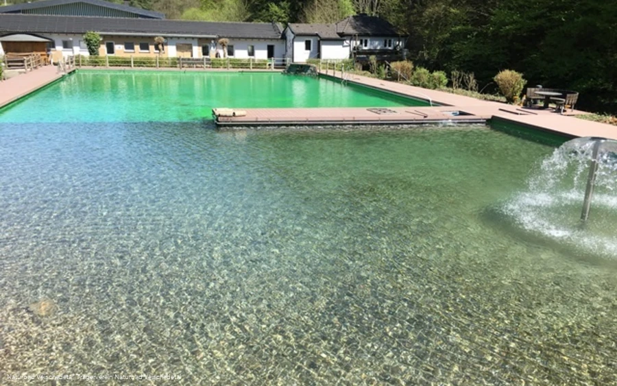 Schwimmbecken