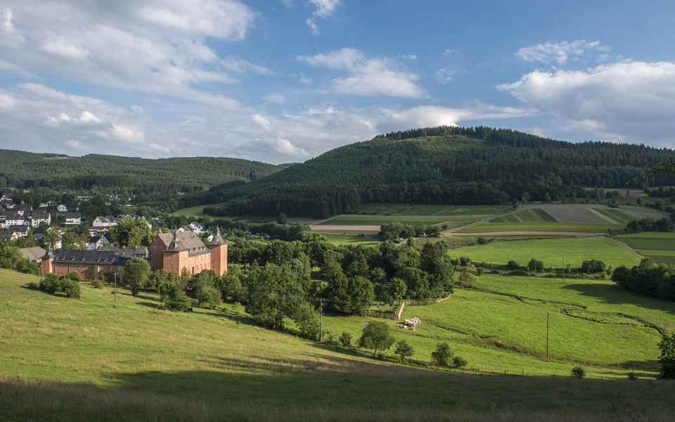 Blick auf dei Adolfsburg in Oberhundem © Sauerland Wanderdörfer;Klaus-Peter Kappest.jpg Blick auf dei Adolfsburg in Oberhundem © Sauerland Wanderdörfer;Klaus-Peter Kappest.jpg