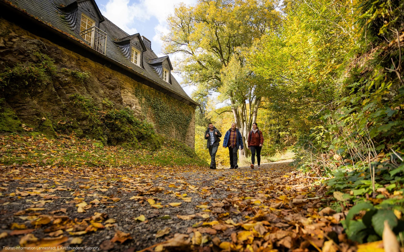 Wandern im Herbst an der Burg