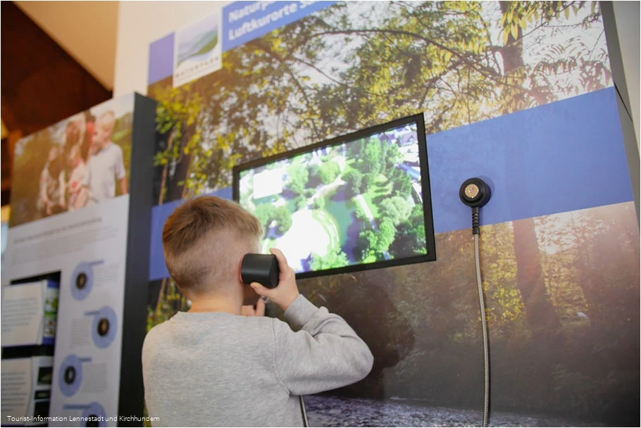Die interaktive Wand hält viele Informationen für