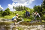 Familie an der Wasserfurt im Schwarzbachtal
