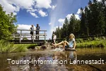 Familie an der Brücke im Schwarzbachtal